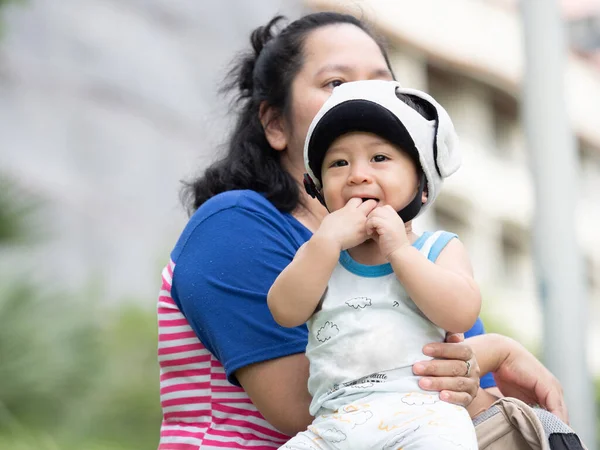 Zblízka Záběr Roztomilé Deset Měsíců Asijské Dítě Krásné Akci Mateřství — Stock fotografie