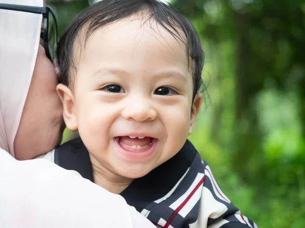 Κοντινό Πλάνο Του Χαριτωμένο Ασιατικό Μωρό Την Υγειονομική Περίθαλψη Και — Φωτογραφία Αρχείου