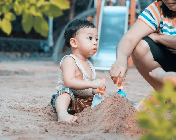 Närbild Skott Söt Asiatisk Baby Att Spela Åtgärder Utomhus Och — Stockfoto