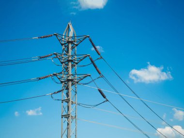 Metal yapı ya da kuledeki elektrik iletim hattı şehire ya da kırsala güç aktarımı yapıyor..