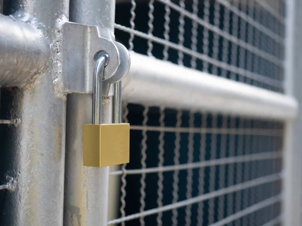 金属製の柵に鍵をかけ生命を守るために — ストック写真