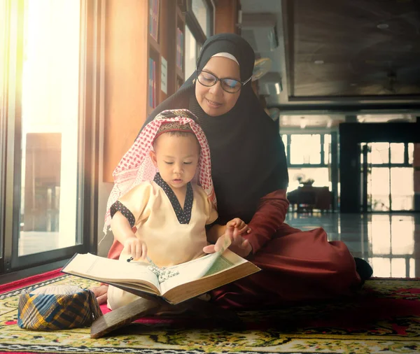 Heureux Asiatique Petit Enfant Étudiant Sur Son Livre Kurde Avec — Photo
