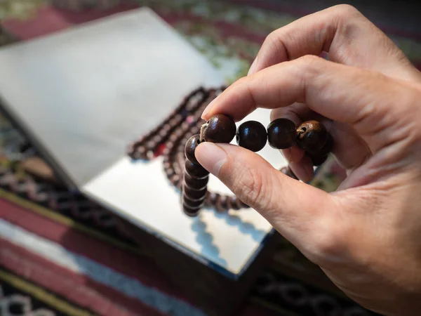 Perles Chapelet Placées Sur Coran Livre Sacré Islamique Arrière Plan — Photo