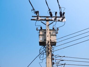 Şehir ve kırsal kesimdeki bağlantı şebekesini beslemek için iletim enerjisi için kutuptaki elektrik hattı