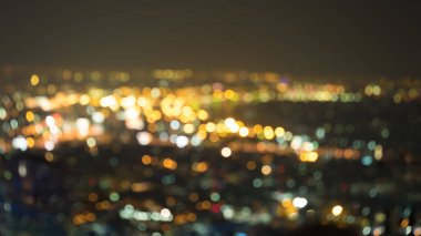 Nehir kenarından güzel bir bokeh şehir ışıklarıyla çekilen sönük bir çekim.