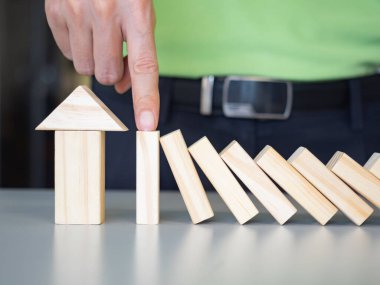 Konum ev şeklindeki kavramsal düzenleme tahta blokları domino krizini durdurmada başarılı olduğunu gösteriyor..