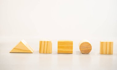 Kavramsal iş adamı parmakları rakipler arasında tahta bloklar oluşturarak strateji, planlama ve önleme yoluyla başarısını ve başarısını gösteriyor.