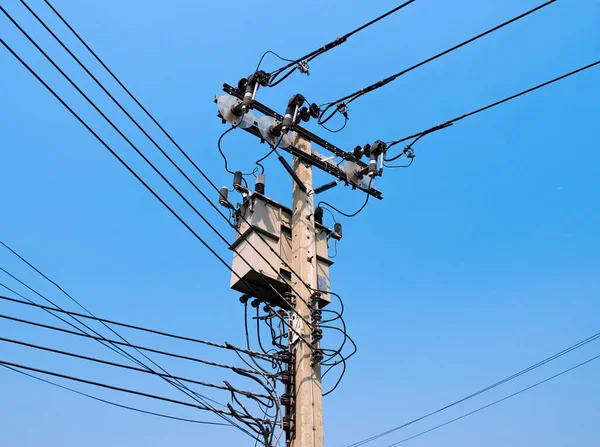 Şehir ve kırsal kesimdeki bağlantı şebekesini beslemek için iletim enerjisi için kutuptaki elektrik hattı