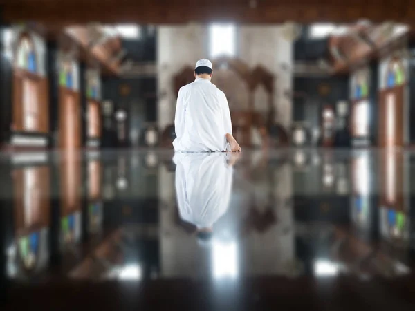 Homme Musulman Avec Robe Entièrement Traditionnelle Priant Pour Allah Dieu — Photo