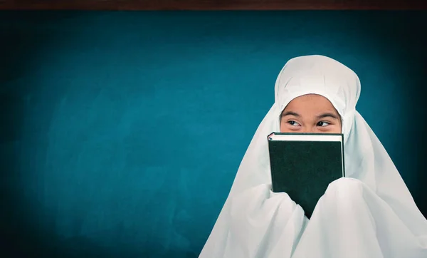 Ragazza Musulmana Con Abito Completamente Tradizionale Prepararsi Pregare Allah Dio — Foto Stock