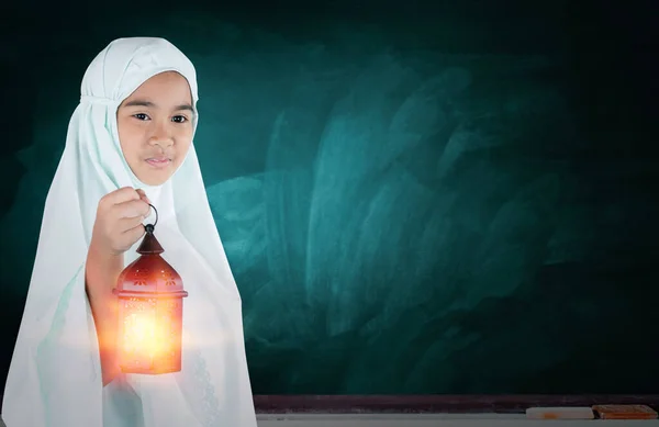 Geleneksel Elbiseli Müslüman Kız Ramazan Kareem Gecesinde Camide Allah Için — Stok fotoğraf