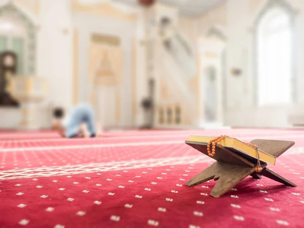 Coran Kuran Livre Sacré Islamique Sur Fond Mosquée Avec Chapelet — Photo