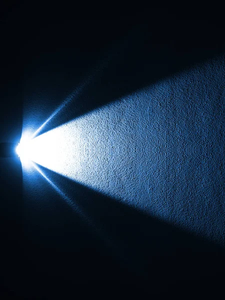 Karanlık Odada Yerde Parlayan Güçlü Işık Kaynağından Gelen Işınlar — Stok fotoğraf