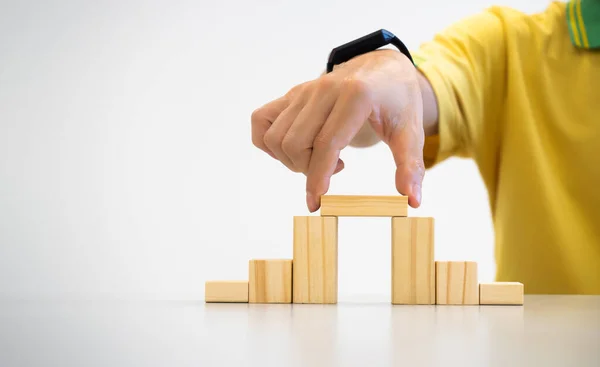 Dedos Conceptuales Hombre Negocios Organizando Bloques Madera Posición Puente Entre — Foto de Stock