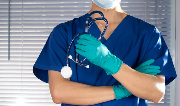 Lekarz Noszący Maskę Twarzy Celu Przygotowania Zabiegu Chirurgicznego Stetoskopem — Zdjęcie stockowe