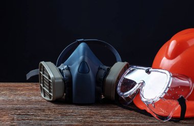 Tehlikeli kimyasal gaz, duman veya toz veya pm2.5 gibi risk ortamında görev yapmak için tam koruma ekipmanı giyen erkek işçiler