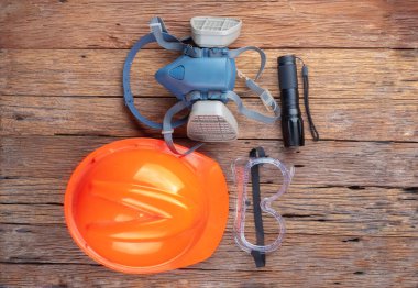 İş koruma ekipmanlarının düz görünümü. Tehlikeli kimyasal gaz, duman, toz veya pm2.5 gibi risk atmosferinde çalışmak