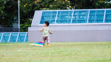 Uçurtma aktivitesi, sağlık hizmetleri ve annelik konsepti gibi şirin Asyalı çocukların yakın plan çekimleri..