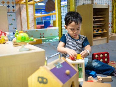 Yakışıklı Asyalı çocuğun oyun aktiviteleri, sağlık hizmetleri ve annelik konseptinde yakın plan çekimi..