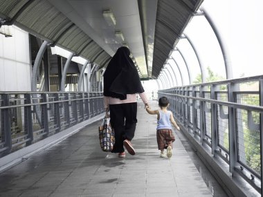 Coronavirus hastalığının resmi adı COVID-19 olan Coronavirus hastalığını önlemek için beyaz yüz maskesi takan Asyalı çocuk tüm dünyaya yayılan tehlikeli bir virüs..