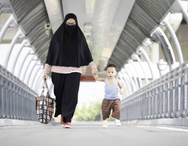 Coronavirus hastalığının resmi adı COVID-19 olan Coronavirus hastalığını önlemek için beyaz yüz maskesi takan Asyalı çocuk tüm dünyaya yayılan tehlikeli bir virüs..