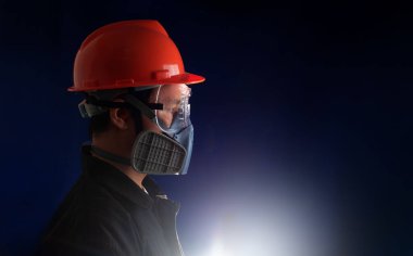 Tehlikeli kimyasal gaz, duman veya toz veya pm2.5 gibi risk ortamında görev yapmak için tam koruma ekipmanı giyen erkek işçiler