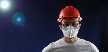 Tehlikeli kimyasal gaz, duman veya toz veya pm2.5 gibi risk ortamında görev yapmak için tam koruma ekipmanı giyen erkek işçiler