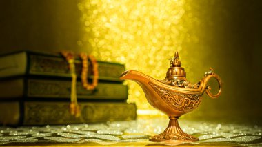 Altın sihirli Aladdin 'in lambası. Karanlık ve altın rengi arka planda.