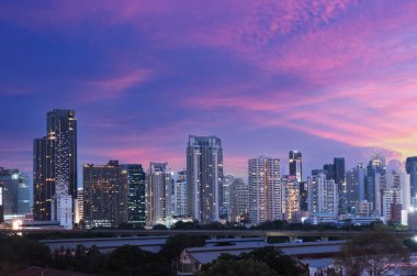 Şehirdeki pek çok bina ofis ve alıcı kuleleri, şehir ve karayollarını, panoramik manzarayı perspektifle gösteriyor