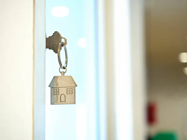 Een Sleutel Met Huissymbool Deur Openen Wanneer Thuiskomt Familie Ontmoeten — Stockfoto