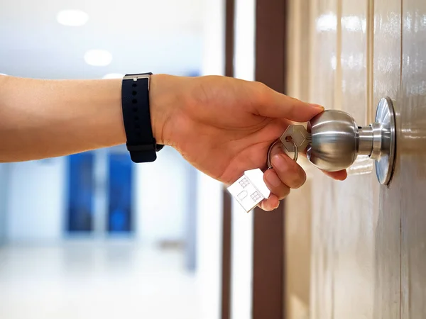 Hand Van Een Man Met Een Sleutel Met Huissymbool Deur — Stockfoto