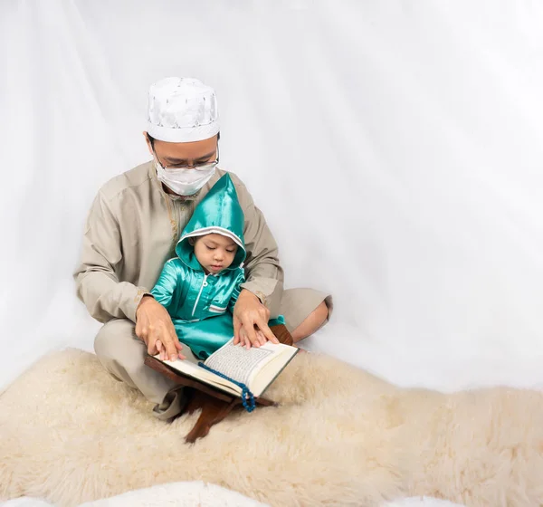 Asiático Criança Muçulmana Seu Pai Pleno Vestido Tradicional Preparar Conjunto — Fotografia de Stock