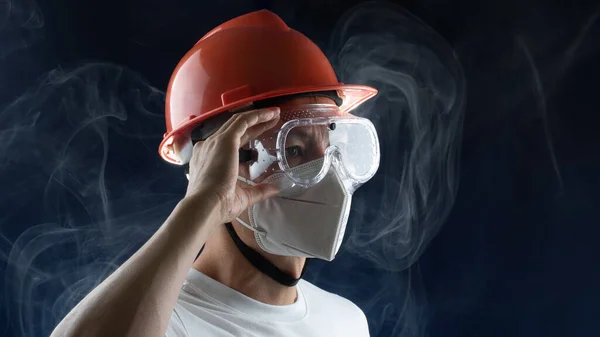 Homem Trabalhador Que Usa Equipamentos Proteção Total Para Trabalhar Atmosfera — Fotografia de Stock