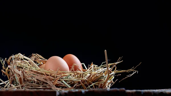 Frische Eier Auf Holzkiste Mit Stroh Auf Holz Textur Hintergrund — Stockfoto