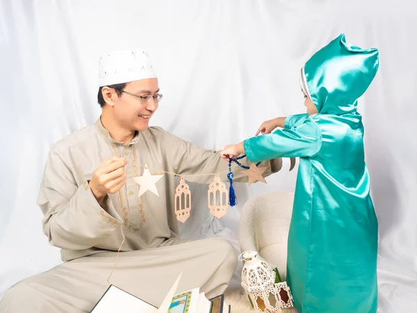 Asiático Criança Muçulmana Seu Pai Pleno Vestido Tradicional Preparar Conjunto — Fotografia de Stock