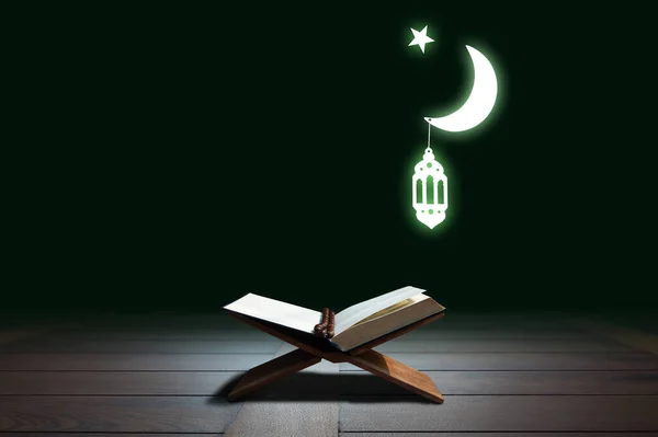 Rózsafüzér Elhelyezett Korán Iszlám Szent Könyv Sötét Háttérrel — Stock Fotó
