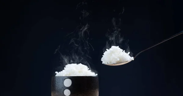 Arroz Cozido Branco Tigela Com Vapor Quente Fundo Escuro Pronto — Fotografia de Stock