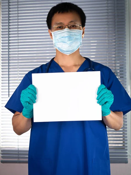 Lekarz Noszący Maskę Twarzy Celu Przygotowania Zabiegu Stetoskopem Pokazującym Wiadomość — Zdjęcie stockowe