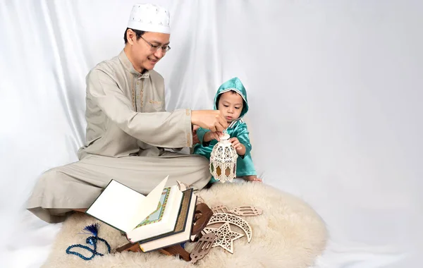 Asiatico Bambino Musulmano Suo Padre Completo Abito Tradizionale Preparare Insieme — Foto Stock