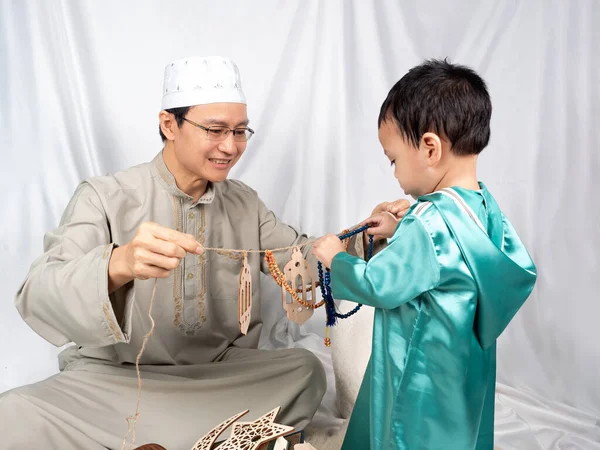 Asiático Criança Muçulmana Seu Pai Pleno Vestido Tradicional Preparar Conjunto — Fotografia de Stock