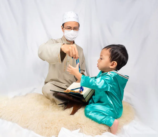 Asiatico Bambino Musulmano Suo Padre Completo Abito Tradizionale Preparare Set — Foto Stock