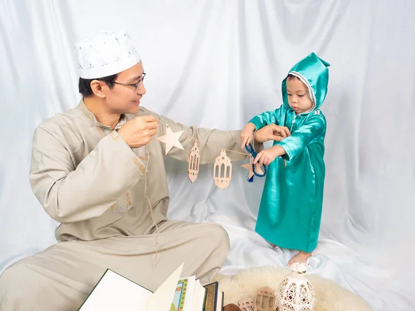 Asiatisches Muslimisches Kind Und Sein Vater Voller Traditioneller Kleidung Bereiten — Stockfoto