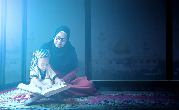 Feliz Asiática Pequeño Niño Estudiando Kuran Libro Con Madre Casa — Foto de Stock