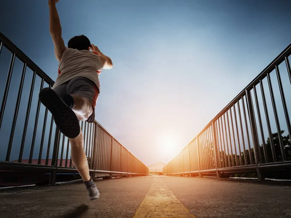 Een Man Loopt Naar Zonsopgang Wandeling Weg Ochtend Bewolkte Hemel — Stockfoto