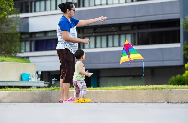 Close Tiro Bonito Asiático Criança Jogar Kite Atividade Cuidados Saúde — Fotografia de Stock