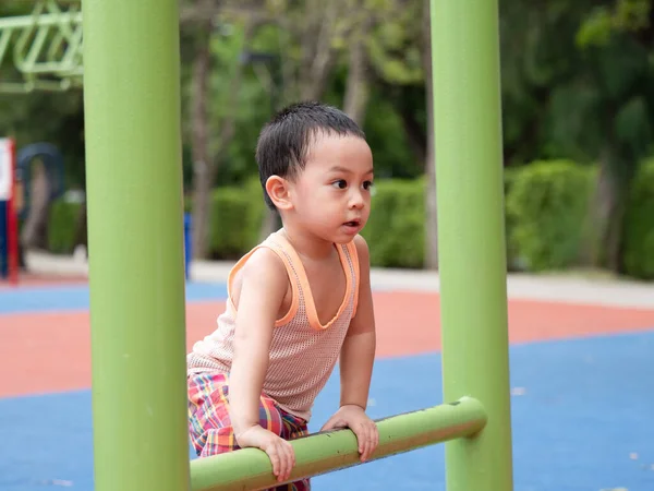 Detailní Záběr Roztomilé Asijské Dítě Hraní Aktivity Zdravotní Péče Mateřství — Stock fotografie