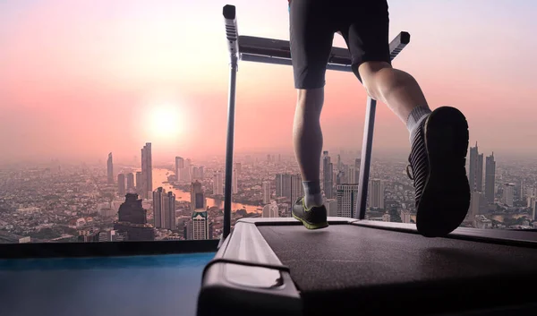 Ein Mann Als Athlet Hochgeschwindigkeitslauf Auf Dem Fitnessgerät Richtung Sonnenaufgang — Stockfoto