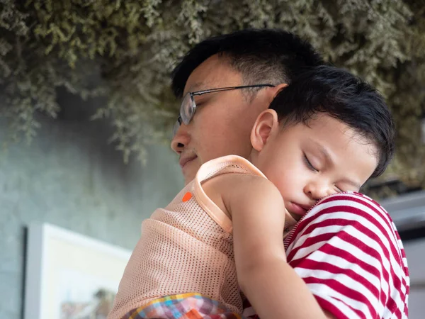 Κοντινό Πλάνο Για Ασιατικό Παιδί Κοιμάται Στον Ώμο Του Πατέρα — Φωτογραφία Αρχείου