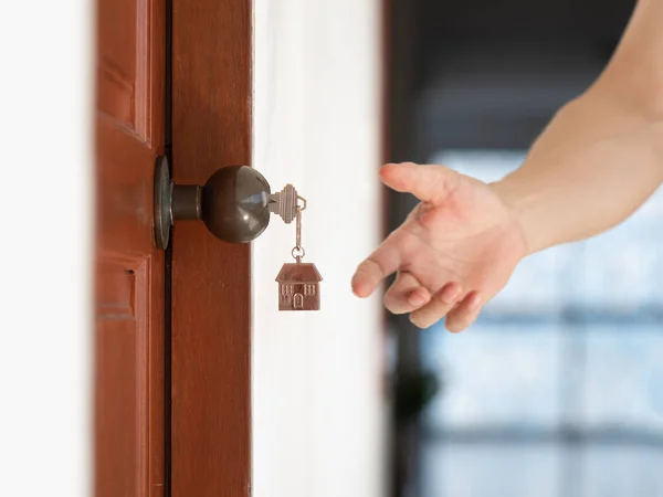 Una Chiave Con Simbolo Della Casa Metallo Aprire Porta Quando — Foto Stock