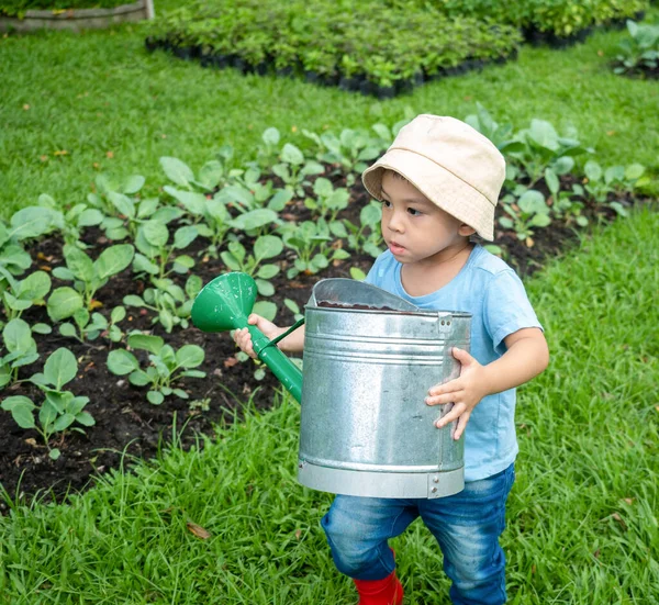 農家のドレスを着たアジア系の子供が屋外の農場で緑の芽を育てる子供の活動食料源を学ぶ — ストック写真